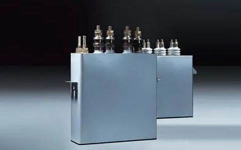 電容器在直流電路中起什么作用？
