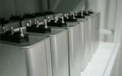 哪些因素影響電力電容器的容量？